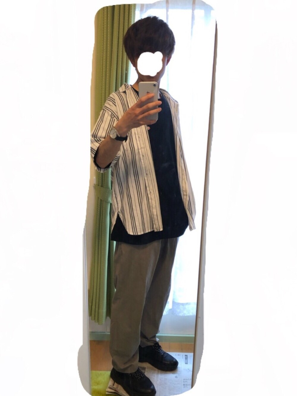 ホワイト系のシャツ/ブラウス、ブラック系のTシャツ/カットソー、ベージュ系のその他パンツを着用したメンズの夏コーディネートの1枚目の写真