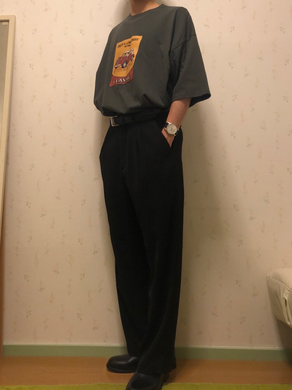 ブラック系のTシャツ/カットソー、ブラック系のスラックス、ブラック系のスリッポンを着用したメンズの夏コーディネートの1枚目の写真