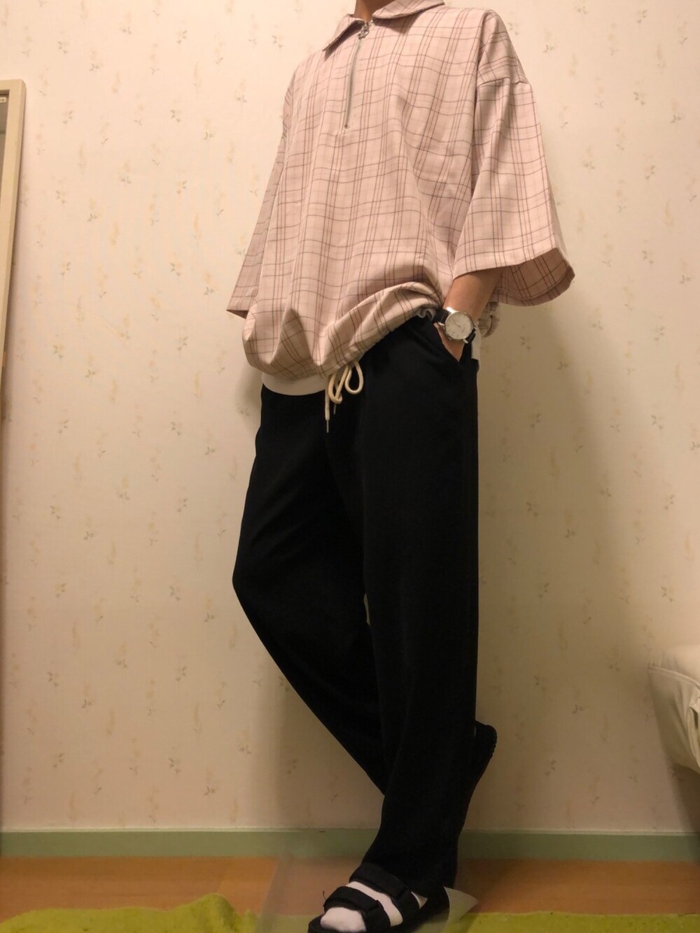 ブラウン系のシャツ/ブラウス、ホワイト系のタンクトップ、ブラック系のスラックスを着用したメンズの夏コーディネートの1枚目の写真