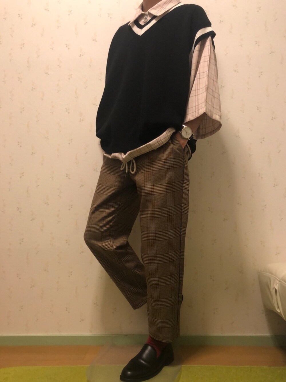 ブラック系のニット/セーター、ベージュ系のシャツ/ブラウス、ベージュ系のパンツを着用したメンズの夏コーディネートの1枚目の写真