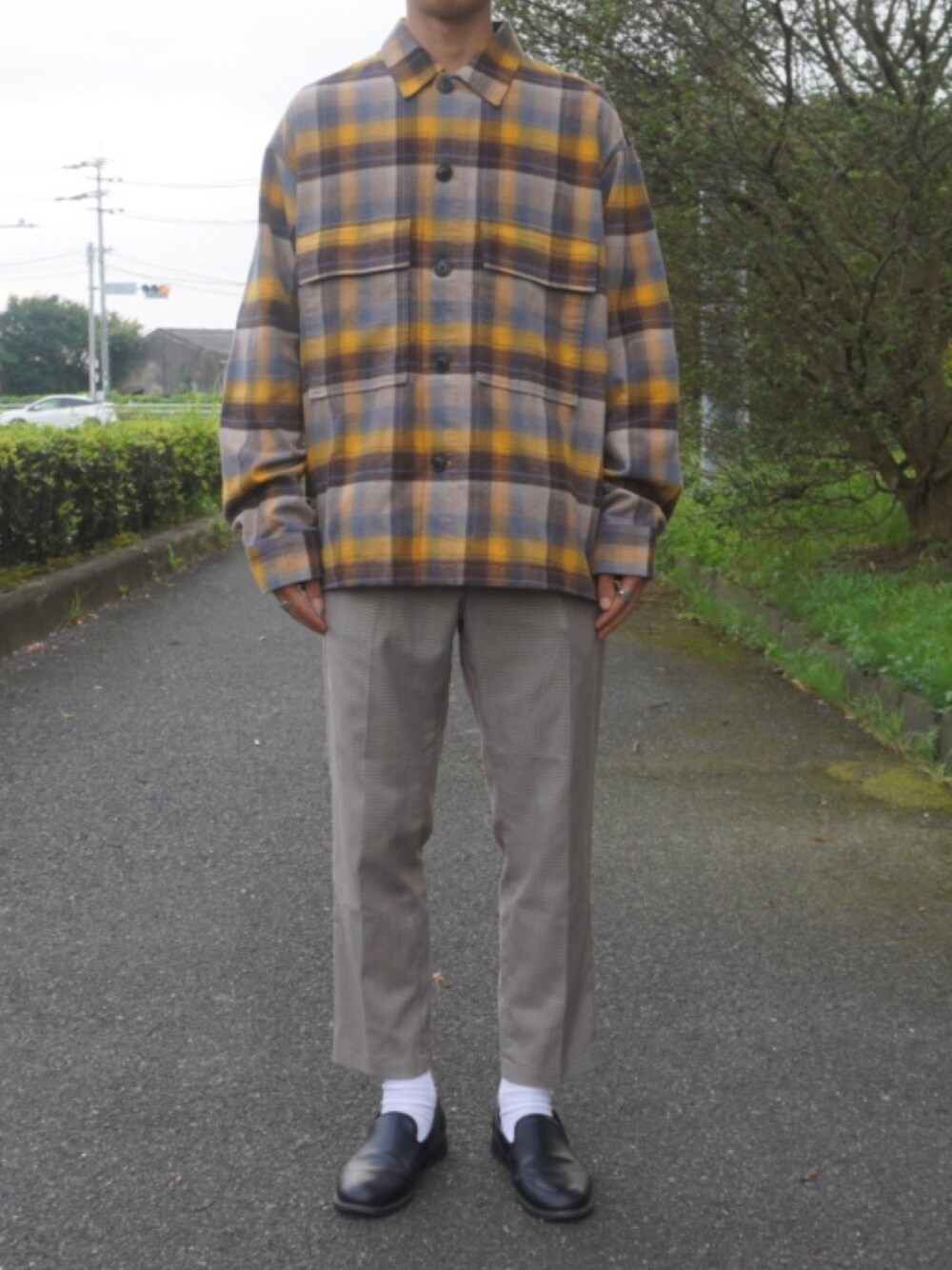ベージュ系のシャツ/ブラウス、ベージュ系のその他パンツ、ブラック系のスリッポンを着用したメンズの秋コーディネートの1枚目の写真
