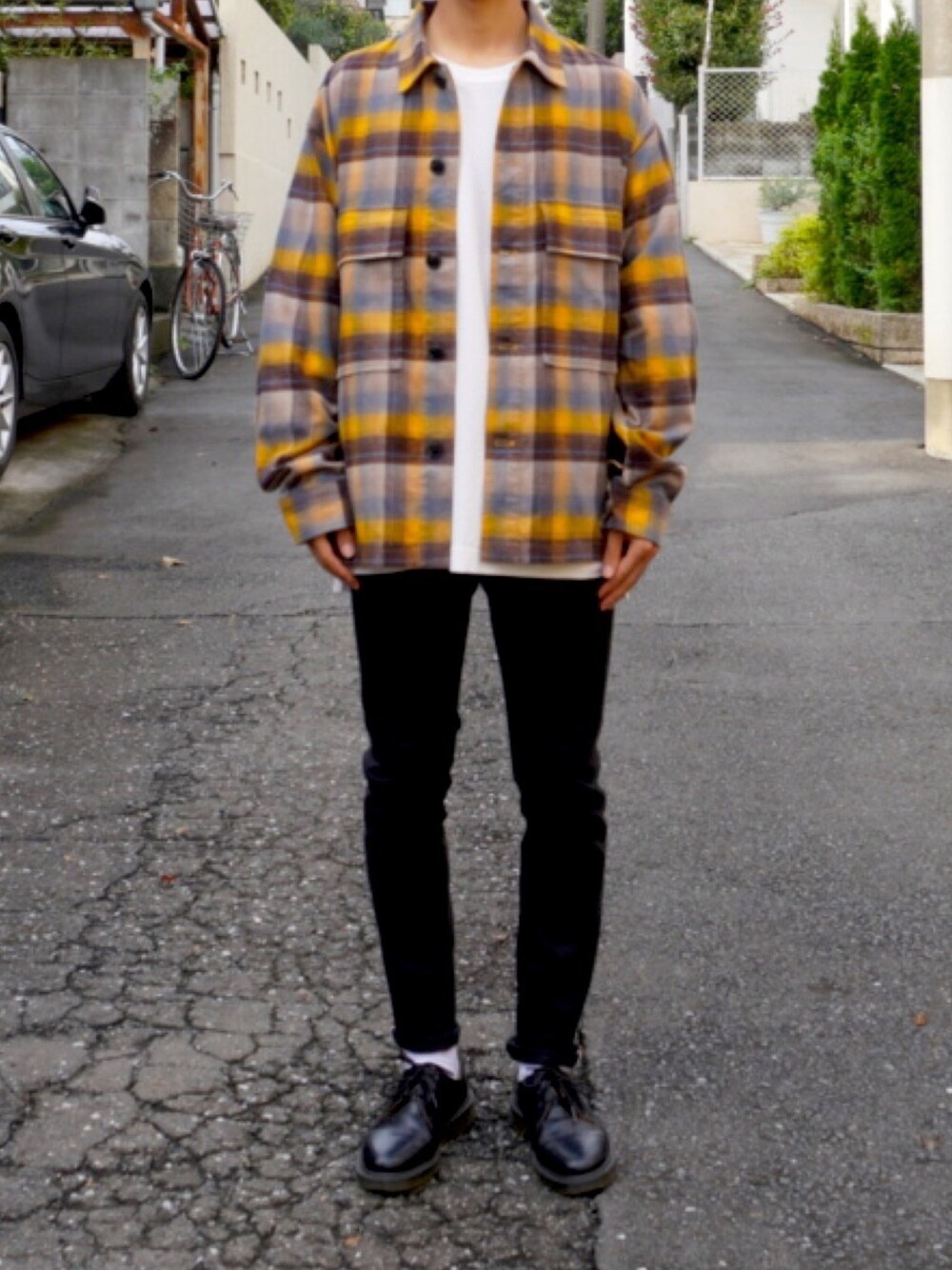 ブラウン系のシャツ/ブラウス、ホワイト系のTシャツ/カットソー、ブラック系のパンツを着用したメンズの秋コーディネートの1枚目の写真