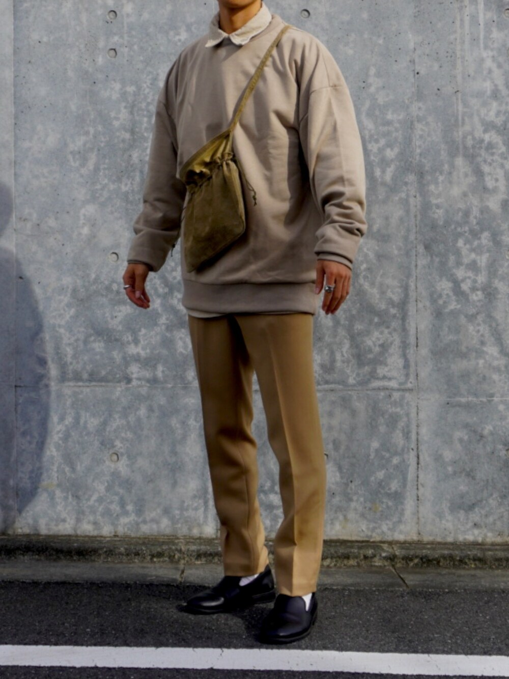 グリーン系のボディバッグ/ウエストポーチ、ベージュ系のスウェット、ベージュ系のシャツ/ブラウスを着用したメンズの秋コーディネートの1枚目の写真