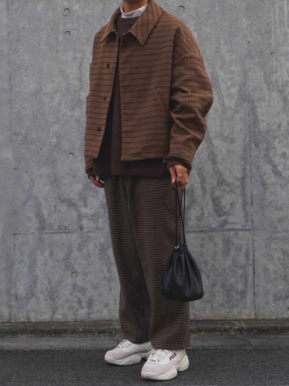 ブラウン系のジャケット/アウター、ブラウン系のニット/セーター、ホワイト系のTシャツ/カットソーを着用したメンズの秋コーディネートの1枚目の写真