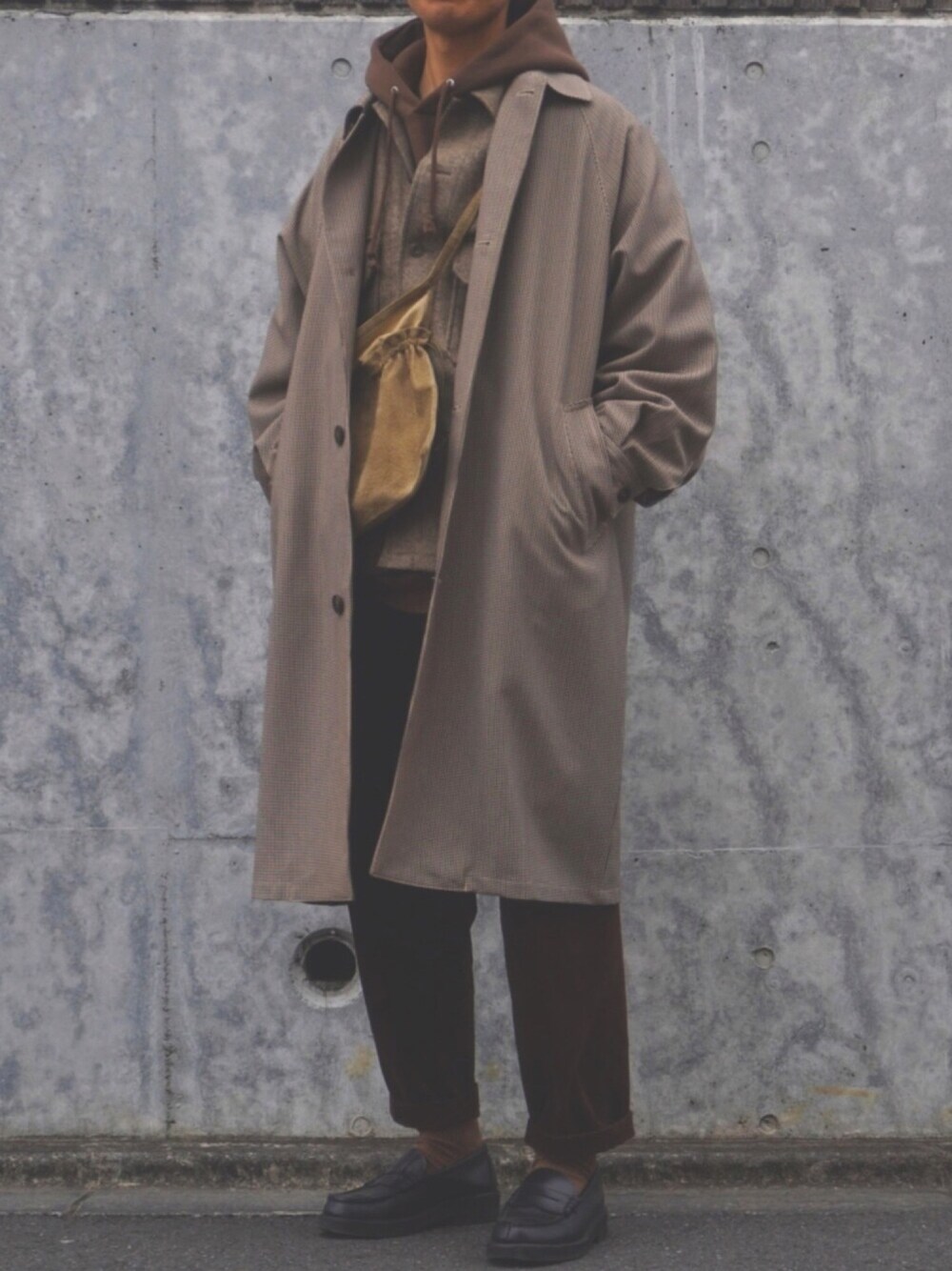 グリーン系のショルダーバッグ、ベージュ系のジャケット/アウター、ブラウン系のパーカーを着用したメンズの冬コーディネートの1枚目の写真