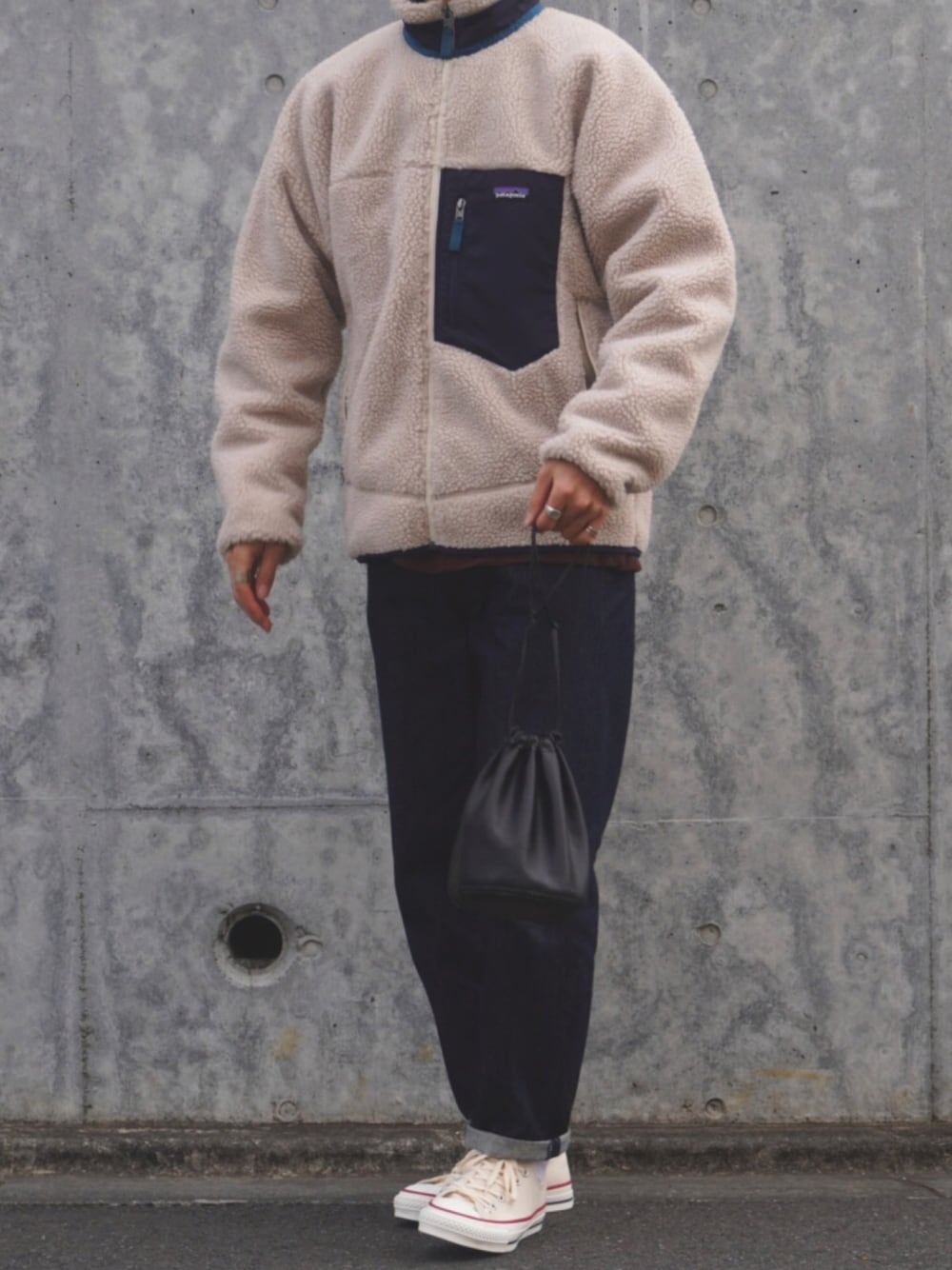 ベージュ系のジャケット/アウター、ブラウン系のスウェット、ブラック系のTシャツ/カットソーを着用したメンズの冬コーディネートの1枚目の写真