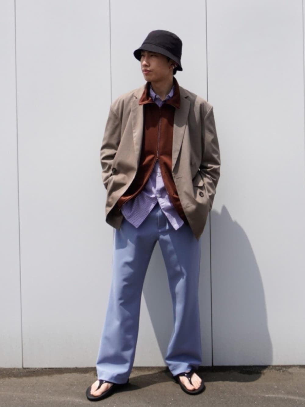ブラウン系のジャージ、ブルー系のシャツ/ブラウス、ベージュ系のテーラードジャケットを着用したメンズの夏コーディネートの1枚目の写真