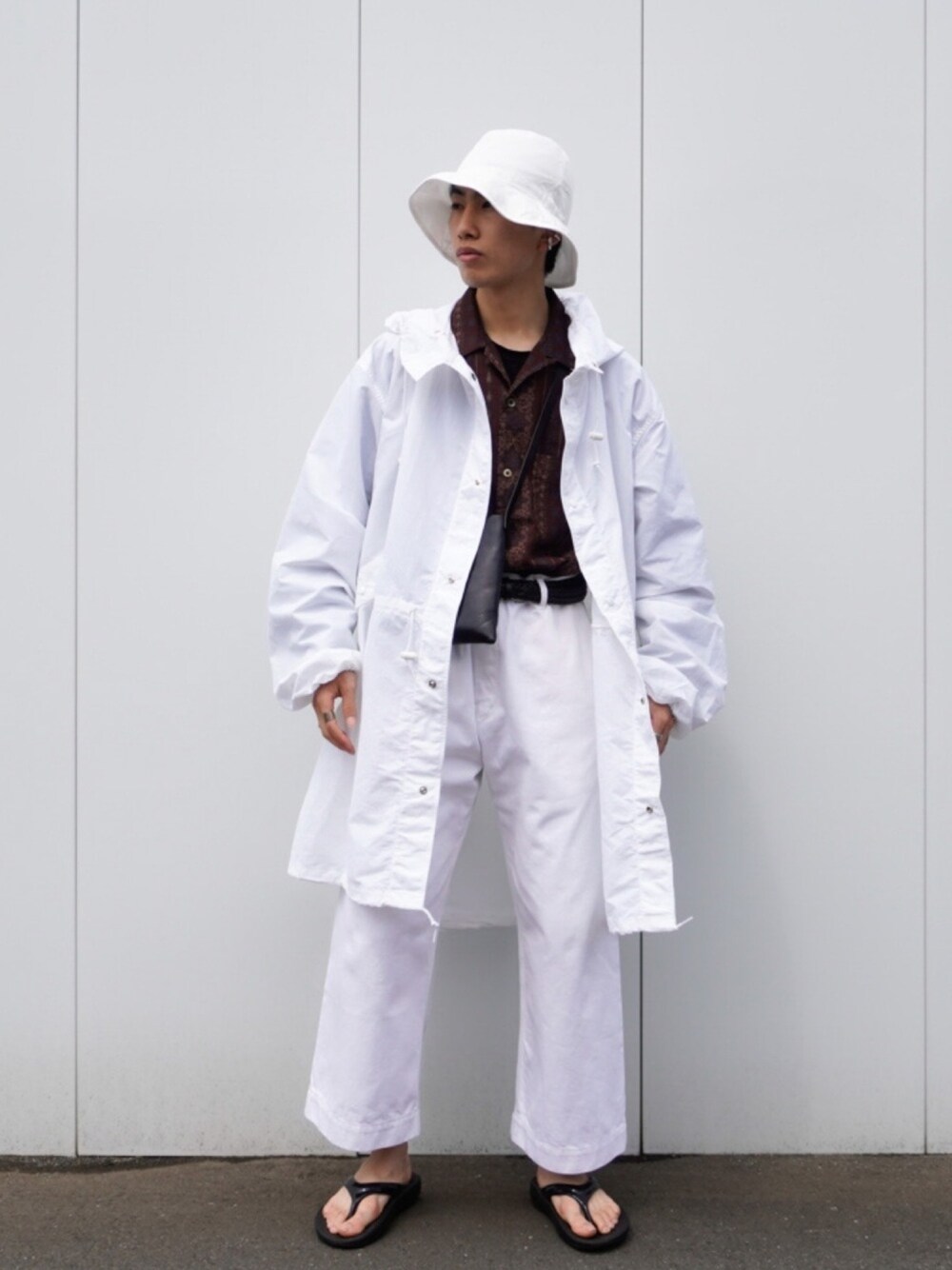 ブルー系のショルダーバッグ、ホワイト系のその他アウター、その他のシャツ/ブラウスを着用したメンズの夏コーディネートの1枚目の写真