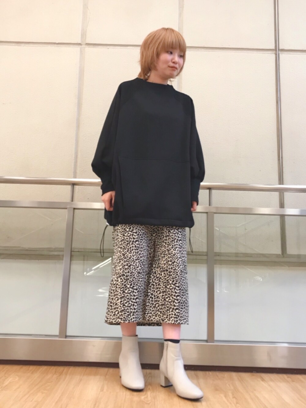 「秋のコーデ、JEANASiS、SLY、ひょう柄、オリエンタルトラフィック、ORiental TRaffic(ORiental TRaffic)、ゆるコーデ、1415」｜「JEANASISのダンボールキリカエボリュームヘムプルオーバー/917836（Tシャツ/カットソー、ブラック系）」を使った、ORientalTRaffic 横浜ジョイナス店さん（レディース・157cm）の秋コーディネートの1枚目の写真