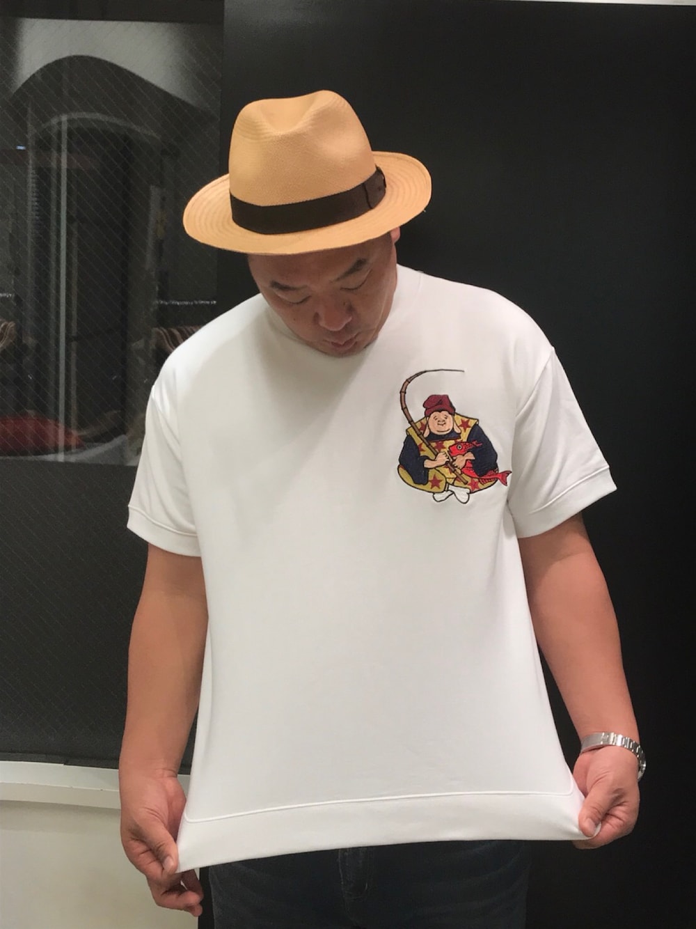 「Bucca44、半袖スウェット、刺繍、ポチャメン、ポチャイリッシュ」｜「BUCCA 44の【BUCCA 44】 刺繍半袖スウェット（スウェット、ホワイト系）」を使った、木下隆行さん（メンズ・183cm）の夏コーディネートの1枚目の写真