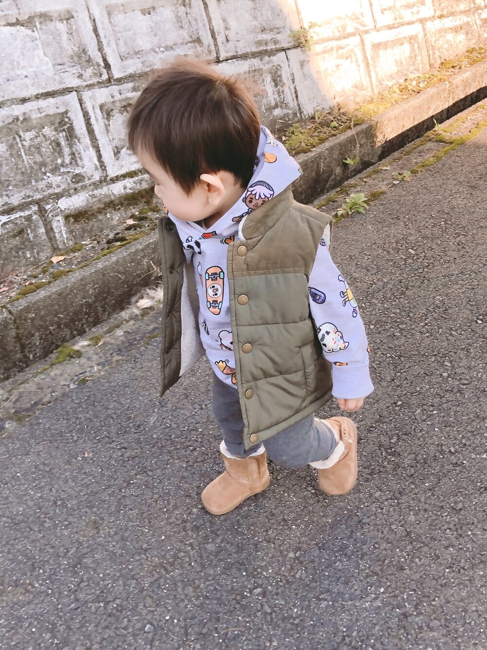 「やっぱりストリートが好き、kids、秋コーデ、男の子コーデ、男の子、1歳、kidsfashion、むすこーで、UGG、おしゃれさんと繋がりたい」｜「babyGAPのアイテム（その他アウター、グリーン系）」を使った、rericさん（キッズ・80cm）の秋コーディネートの1枚目の写真