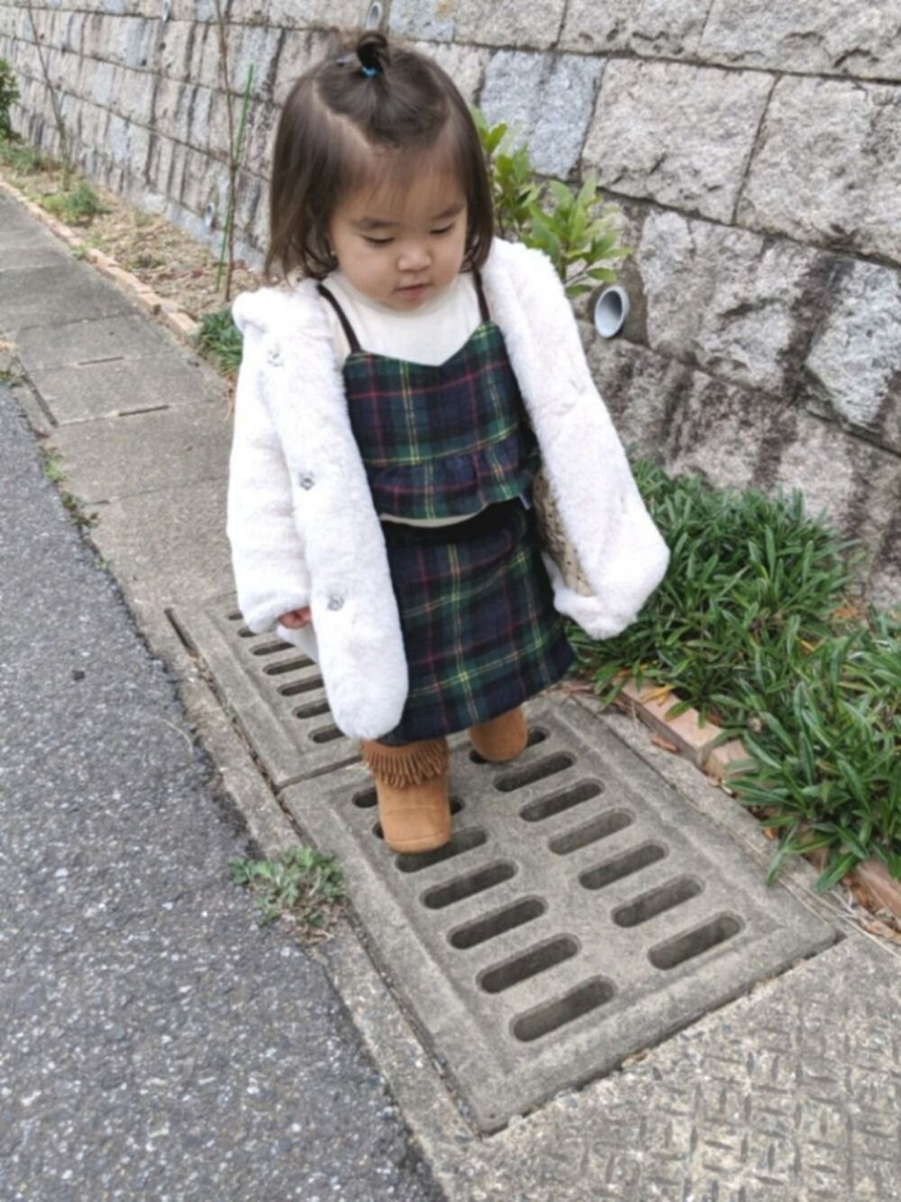 「1歳7ヶ月」｜「petit mainのウールチェックセットアップ（アンサンブル、グリーン系）」を使った、Riさん（キッズ・80cm）の春コーディネートの1枚目の写真