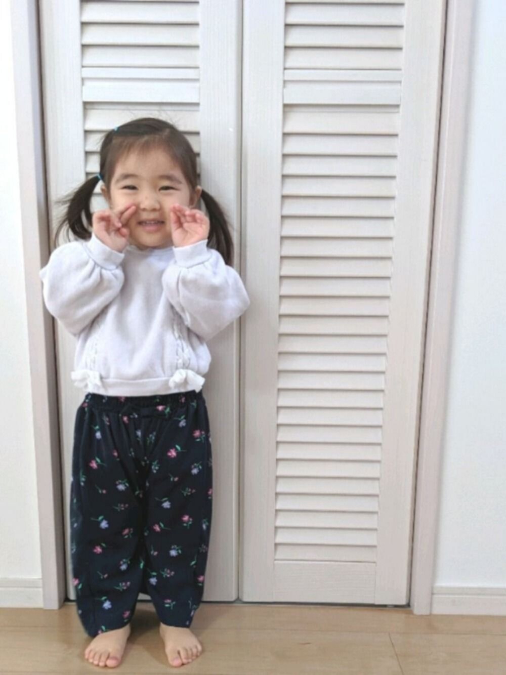 「2歳3ヶ月」｜「petit mainのボリューム袖レースアップトレーナー（スウェット、グレー系）」を使った、Riさん（キッズ・80cm）の秋コーディネートの1枚目の写真
