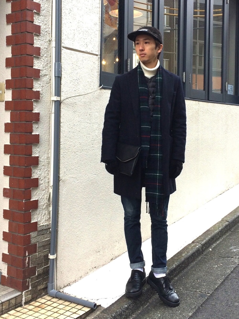 ブラック系のブーツを着用したメンズの冬コーディネートの1枚目の写真