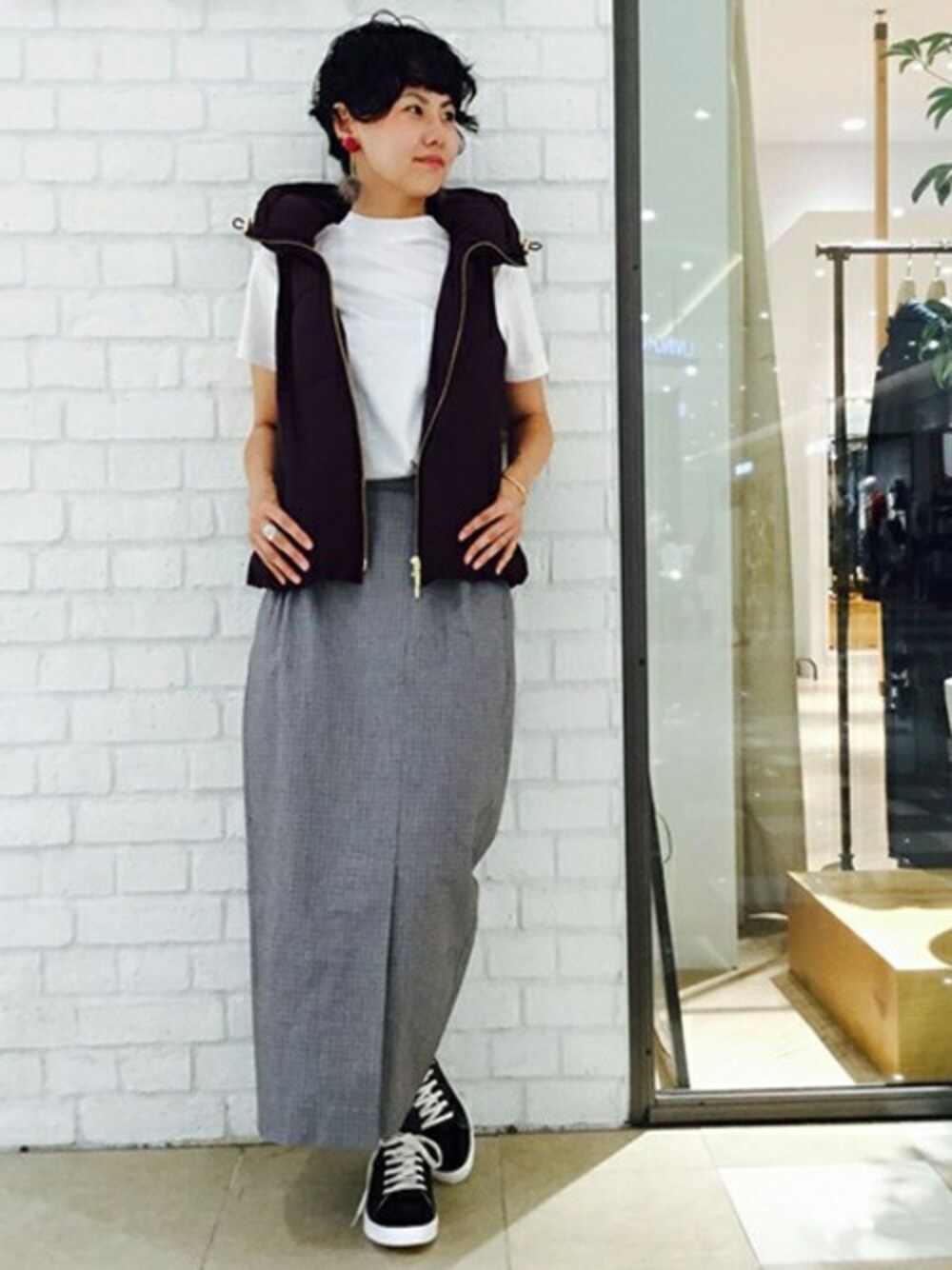「スニーカー、タイトスカート、シンプル、ダウンベスト、秋のコーデ、大人カジュアル、白Tシャツ、アンディコール、un dix cors」｜「un dix corsのファイバーダウンベスト（ダウンベスト、パープル系）」を使った、undixcors_officialさん（レディース・158cm）の秋コーディネートの1枚目の写真