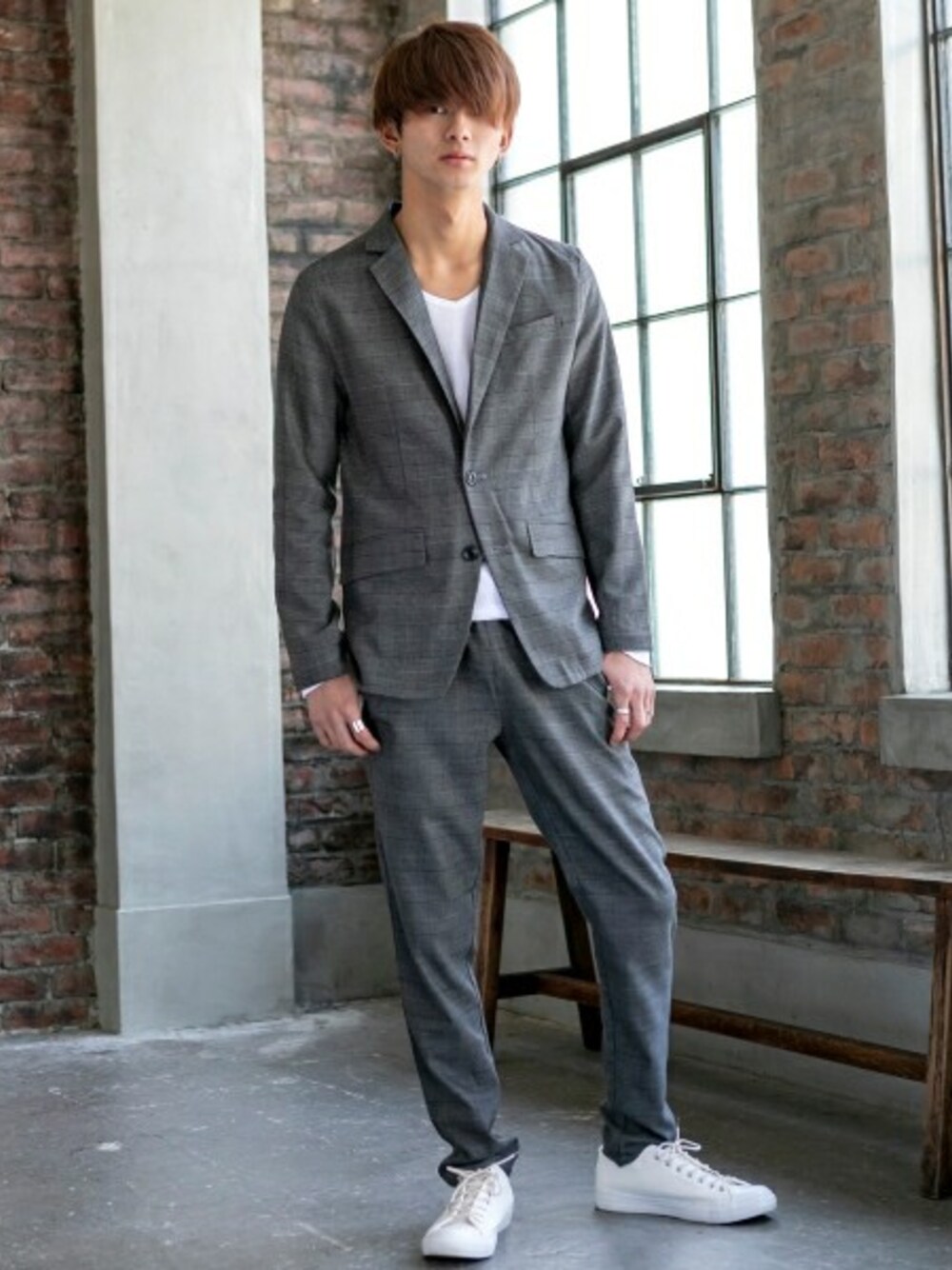グレー系のテーラードジャケット、グレー系のその他パンツ、ホワイト系のTシャツ/カットソーを着用したメンズの春コーディネートの1枚目の写真