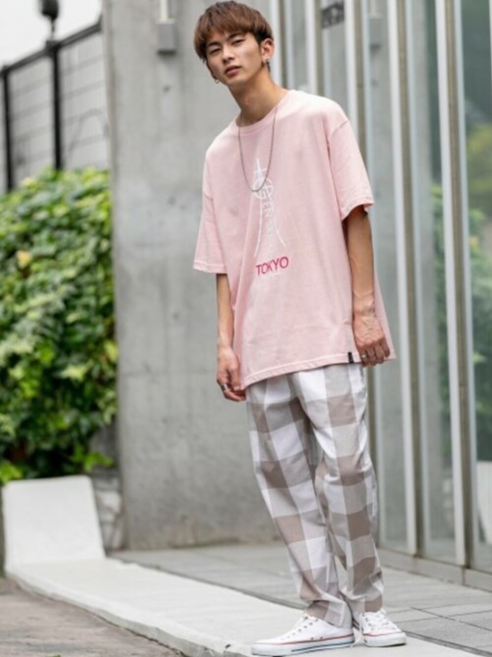 ピンク系のTシャツ/カットソー、ベージュ系のその他パンツを着用したメンズの春コーディネートの1枚目の写真