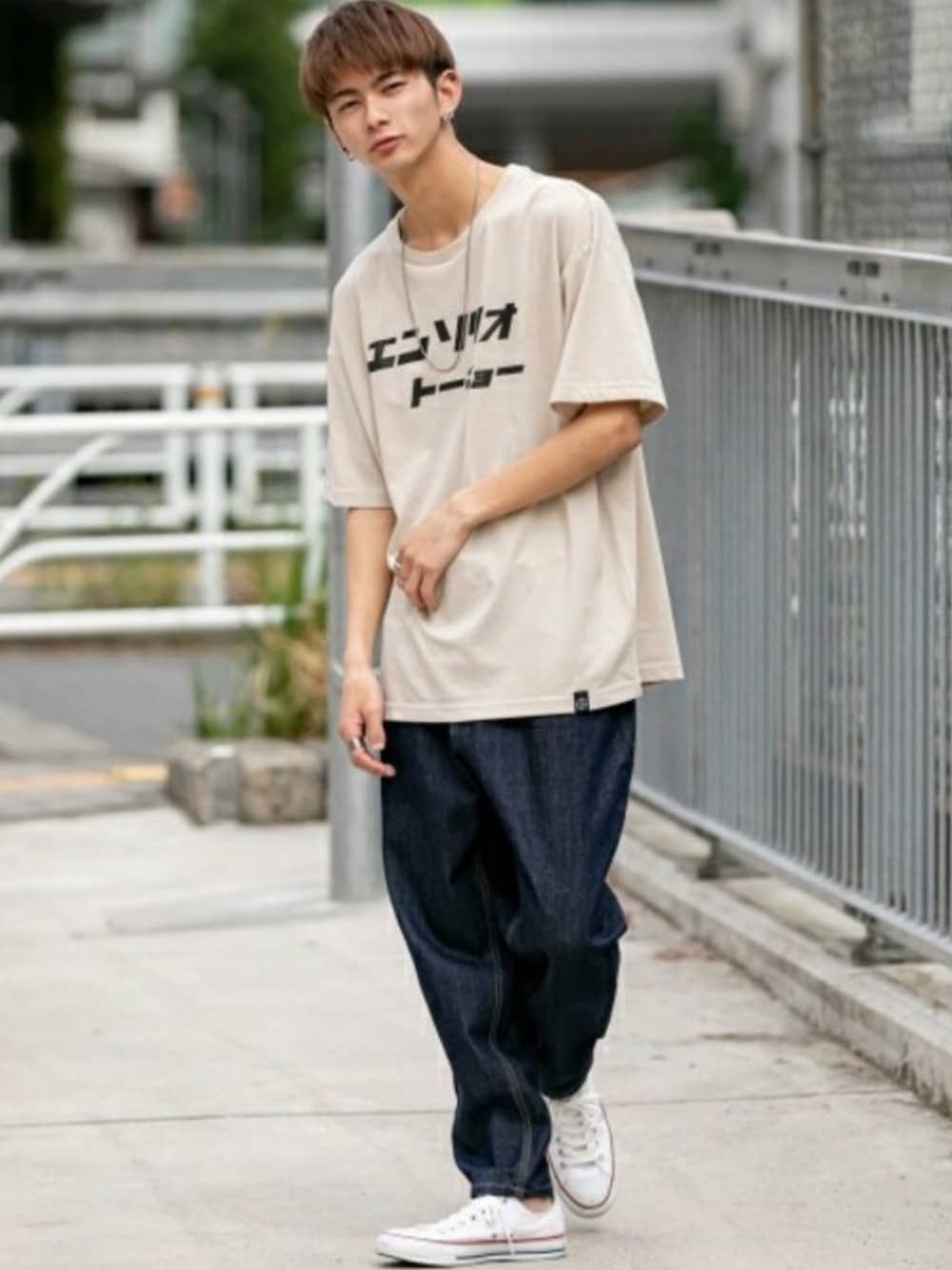 ベージュ系のTシャツ/カットソー、ブルー系のデニムパンツを着用したメンズの春コーディネートの1枚目の写真