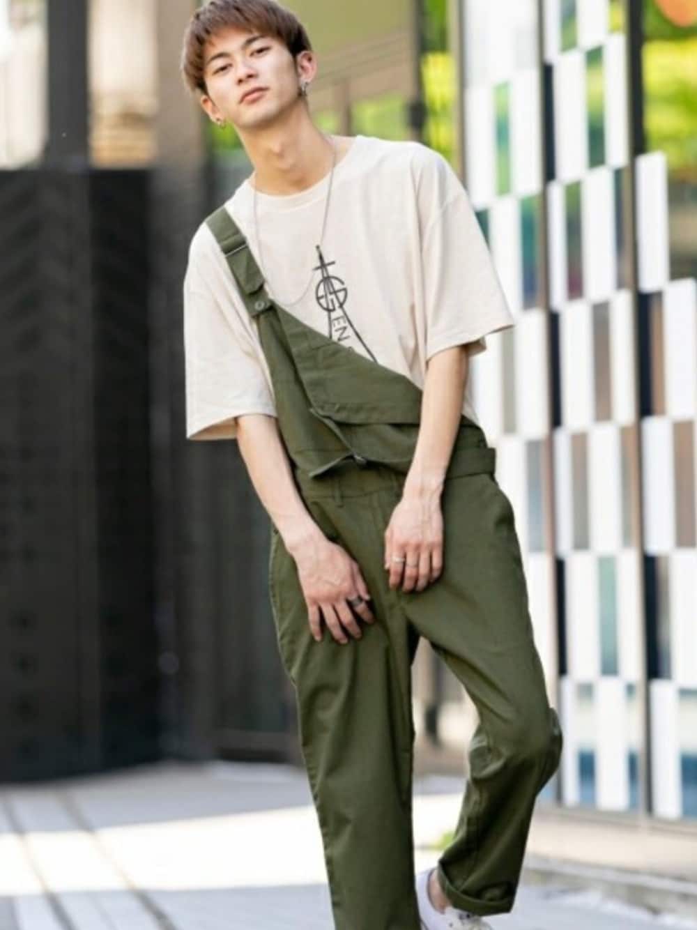 ベージュ系のTシャツ/カットソー、グリーン系のサロペット/オーバーオールを着用したメンズの春コーディネートの1枚目の写真