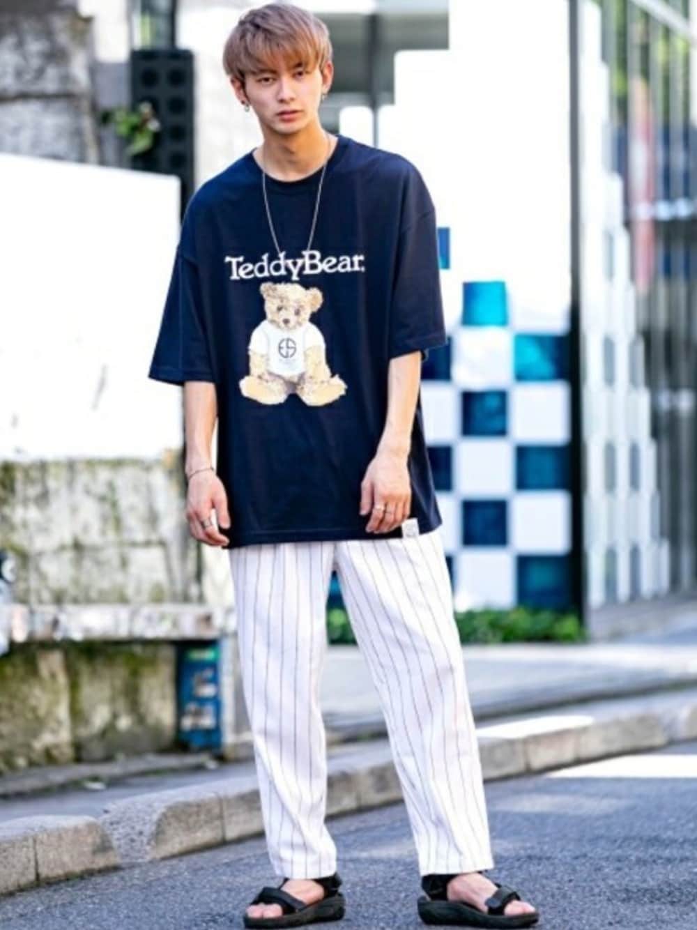 ブルー系のTシャツ/カットソー、ホワイト系のその他パンツを着用したメンズの夏コーディネートの1枚目の写真