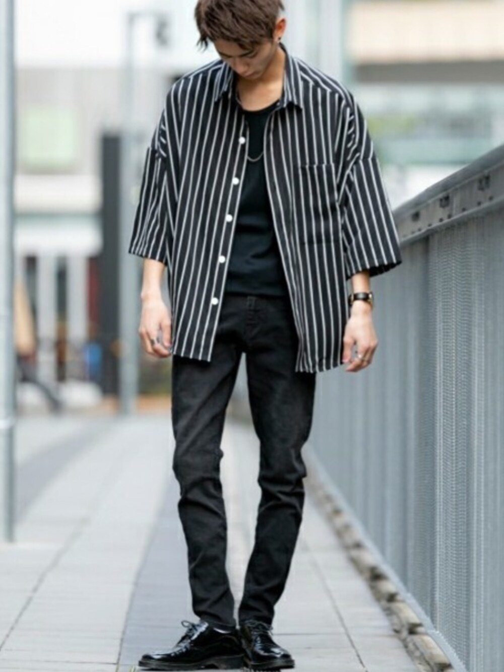 ブラック系のシャツ/ブラウス、ブラック系のデニムパンツを着用したメンズの夏コーディネートの1枚目の写真