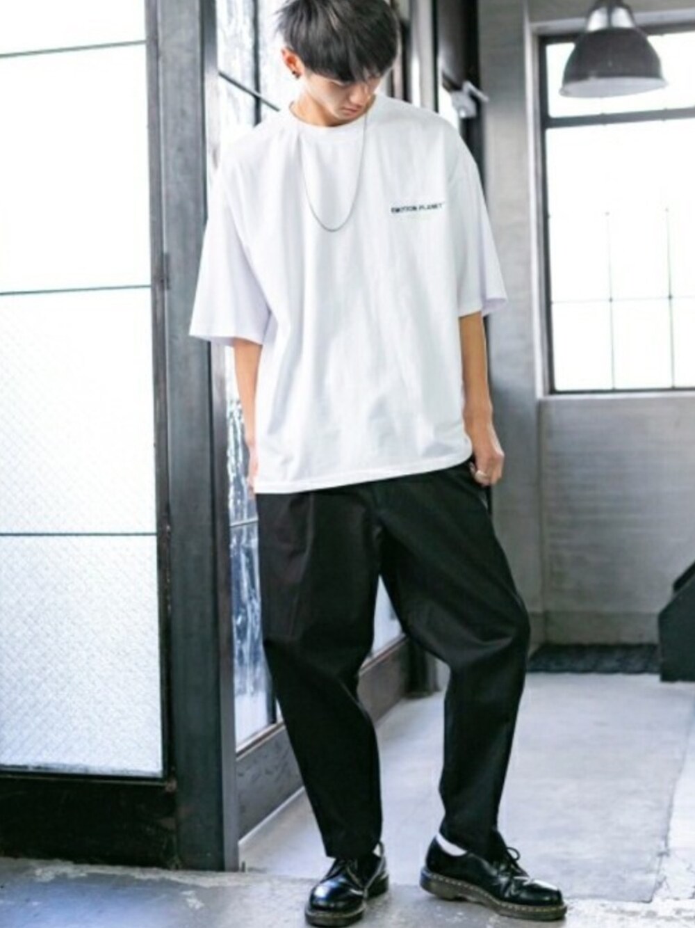 ホワイト系のTシャツ/カットソー、ブラック系のその他パンツを着用したメンズの夏コーディネートの1枚目の写真