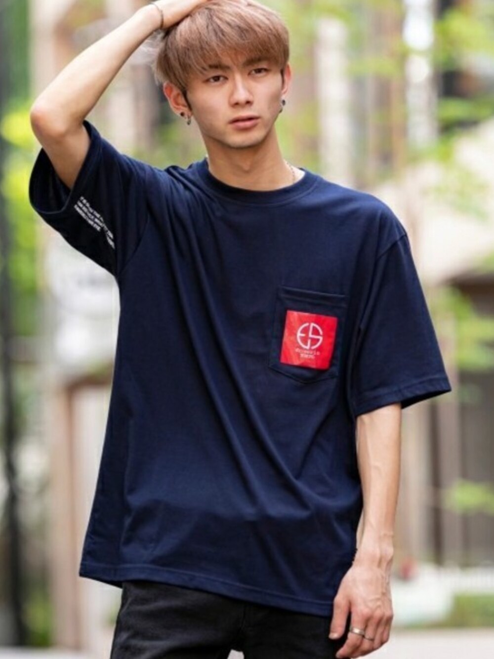 ブルー系のTシャツ/カットソーを着用したメンズの夏コーディネートの1枚目の写真