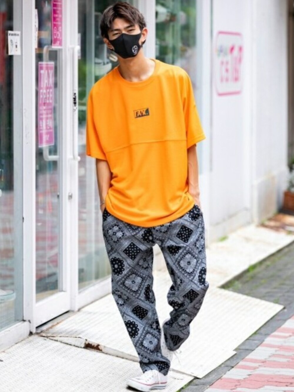 「ビッグシルエット、Tシャツ、ストリート、ラフ、夏コーデ、バックプリント、ラクチンコーデ、koyo、シェフパンツ、En serio TOKYO」｜「En serio TOKYOのトレードマーク / ワンポイント プリント / ウォッシャブル エコ ブラック マスク / ３枚セット（マスク、ブラック系）」を使った、En serio TOKYO officialさん（メンズ・175cm）の夏コーディネートの1枚目の写真