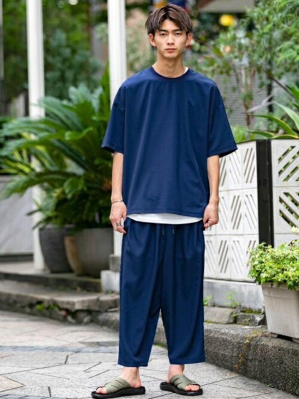 ブルー系のTシャツ/カットソーを着用したメンズの夏コーディネートの1枚目の写真