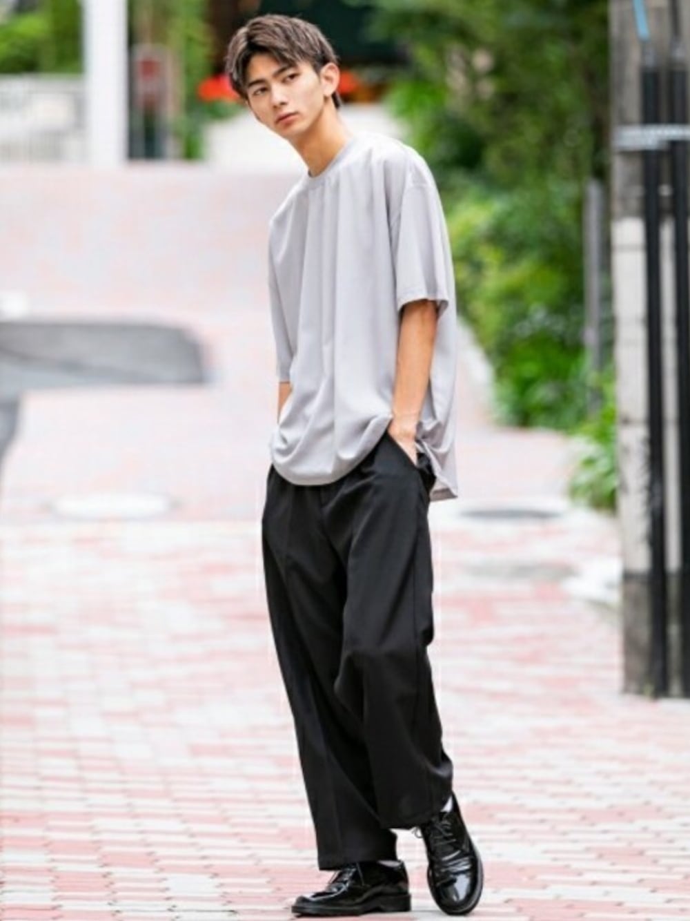 グレー系のTシャツ/カットソー、ブラック系のセットアップを着用したメンズの夏コーディネートの1枚目の写真