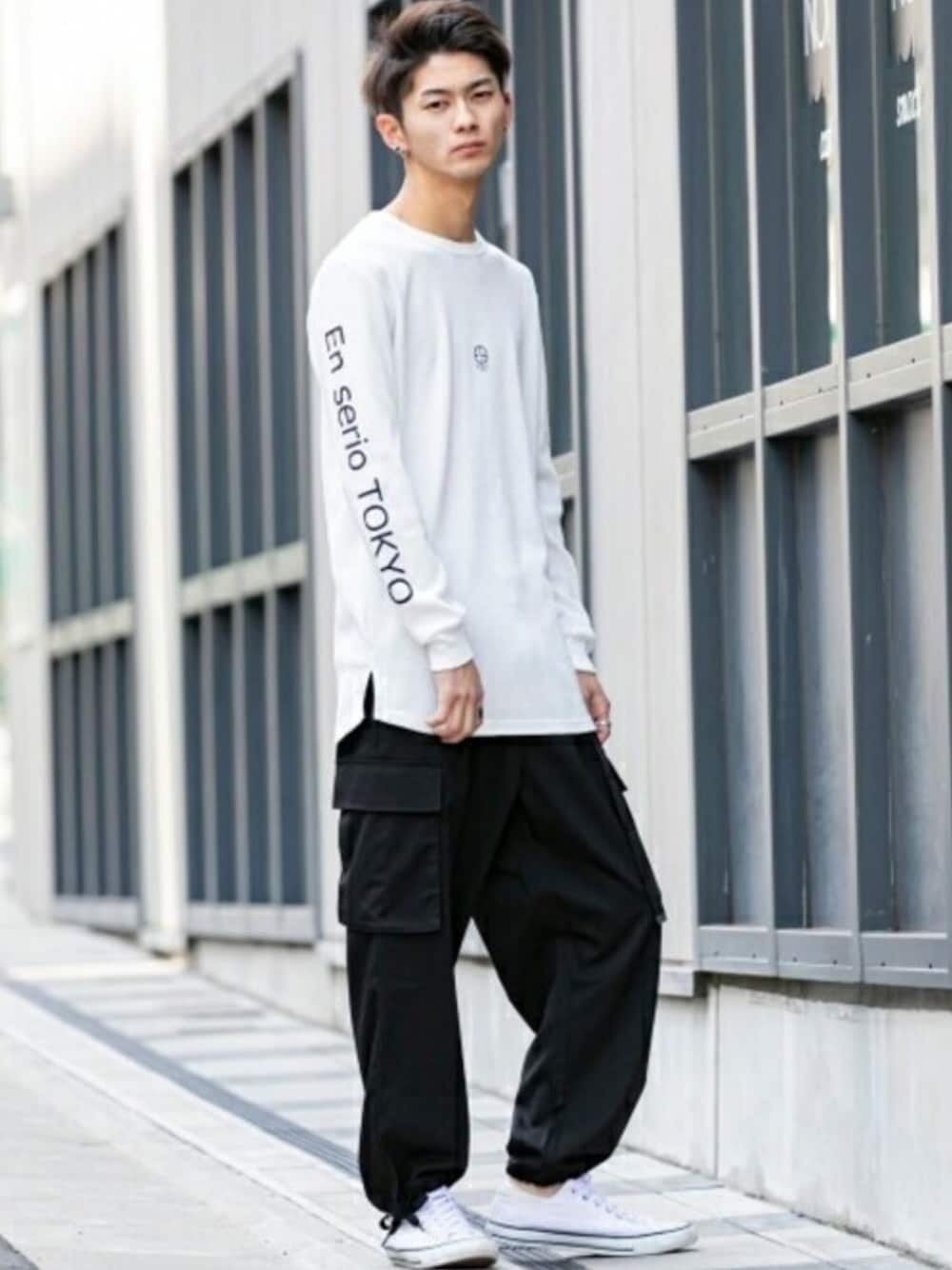 ホワイト系のTシャツ/カットソー、ブラック系のカーゴパンツを着用したメンズの秋コーディネートの1枚目の写真