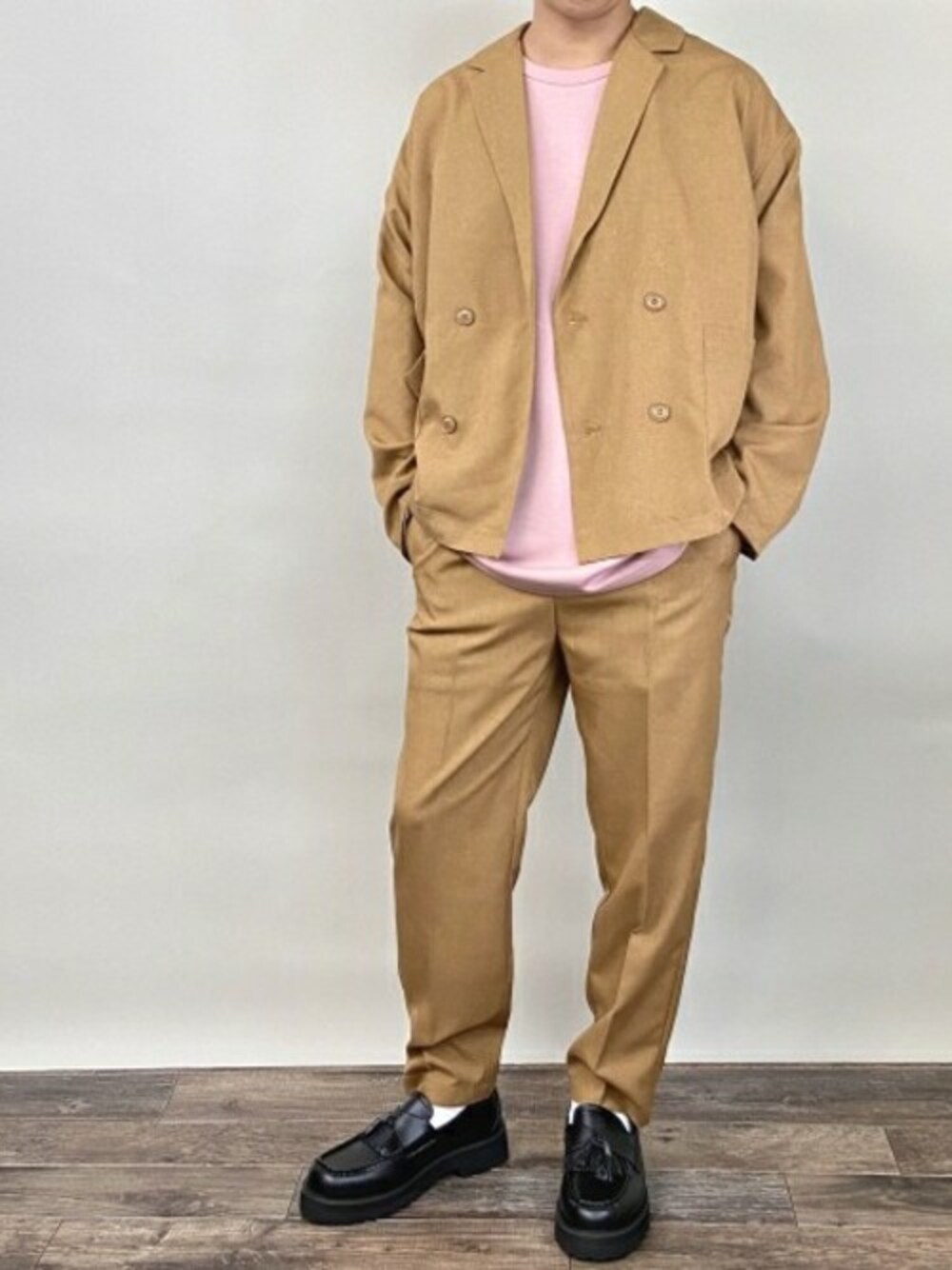 ベージュ系のセットアップを着用したメンズの秋コーディネートの1枚目の写真