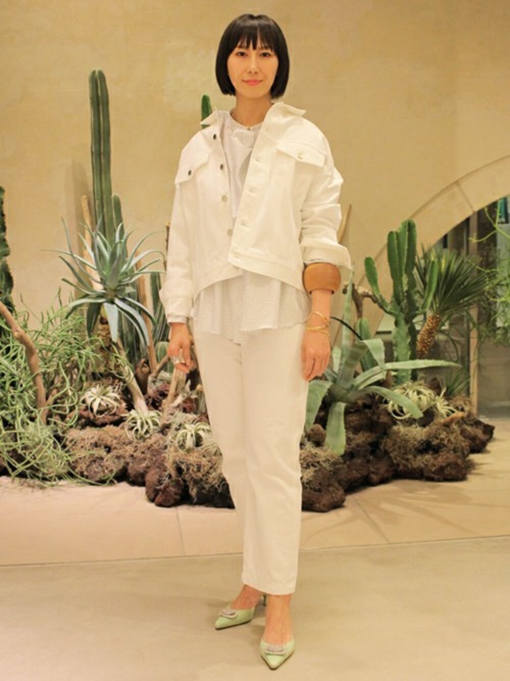 「シャツ、ホワイト、デニムジャケット、JOHN LAWRENCE SULLIVAN、デニムパンツ、united arrows、ユナイテッドアローズ、FILL THE BILL、pippichic、LEMAIRE」｜「UNITED ARROWSの＜JOHN LAWRENCE SULLIVAN（ジョン ローレンスサリバン）＞OVER DENIM ジャケット（デニムジャケット、ホワイト系）」を使った、渡邉 早樹さん（レディース・168cm）の春コーディネートの1枚目の写真