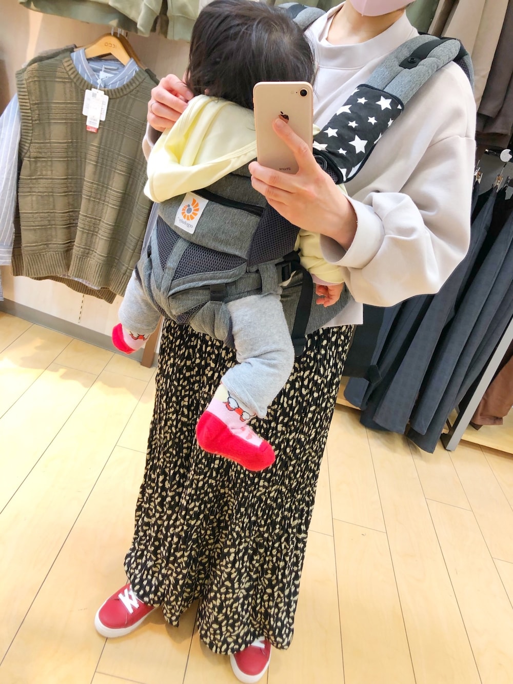 「ダルメシアン柄スカート、スウェット、春コーデ、ショッピングコーデ、ママコーデ、休日スタイル」｜「fifthのレオパードプリーツスカート（スカート、ブラック系）」を使った、nicoさん（レディース・155cm）の春コーディネートの1枚目の写真