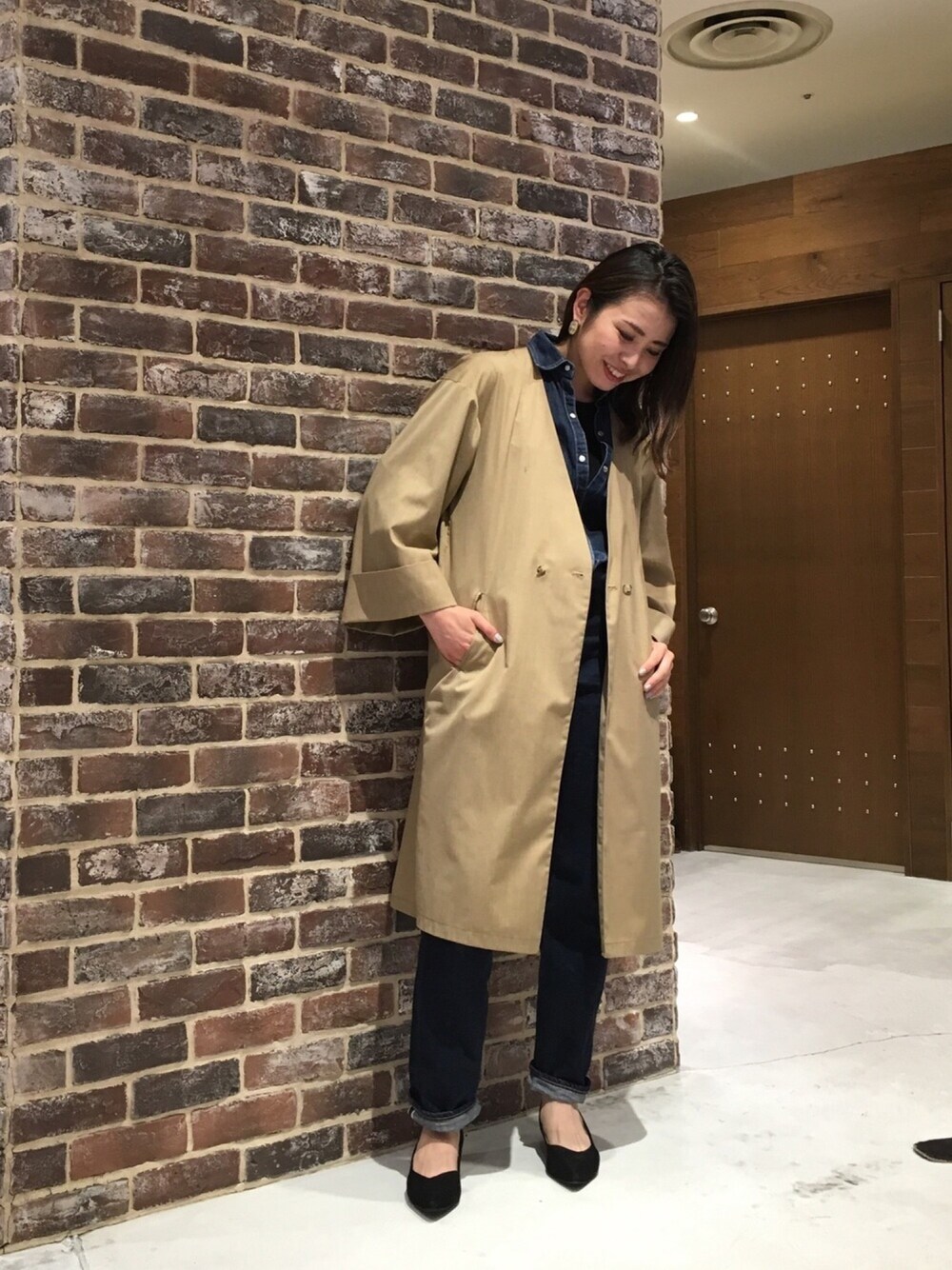 「デニム、カジュアルアップ、きれいめカジュアル、黒パンプス、春スタイル、春コーデ、デニムセットアップ、オーバーサイズコート、コーディガン」｜「FIL DE FERのシレー加工 ロングダブルカーデコート（その他アウター、ベージュ系）」を使った、maya.さん（レディース・160cm）の冬コーディネートの1枚目の写真