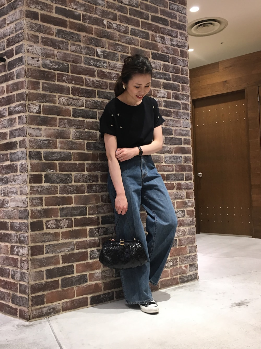 「コンバース、カジュアル、星柄、デニムパンツ、シンプルコーデ、デニムコーデ、黒Tシャツ、Tシャツ×デニム、刺繍トップス」｜「FIL DE FERの《追加予約》コットン天竺星刺繍 ドルマンTシャツ（Tシャツ/カットソー、ブラック系）」を使った、maya.さん（レディース・160cm）の夏コーディネートの1枚目の写真
