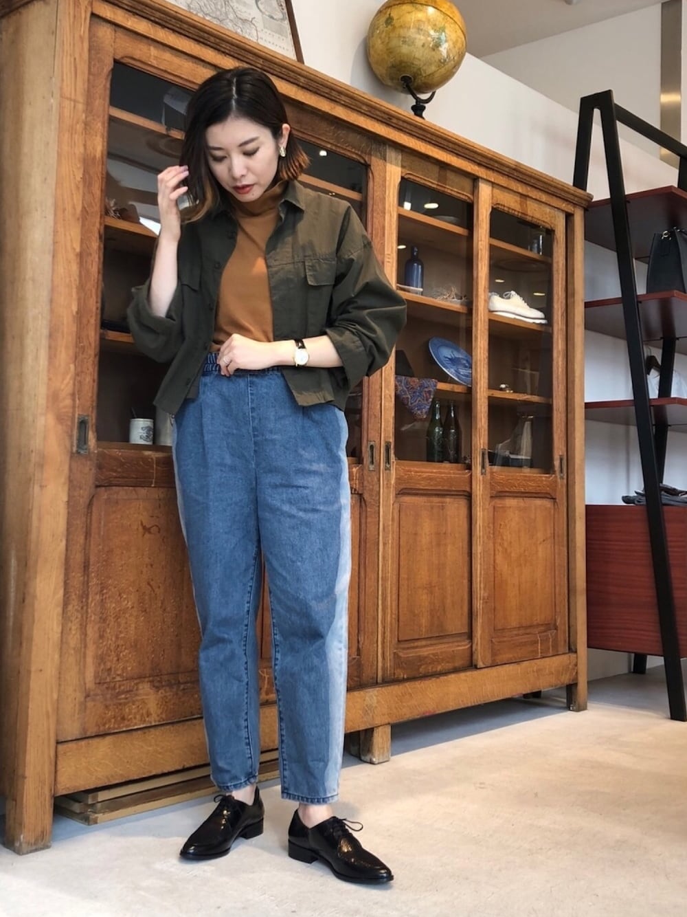 「テーパードパンツ、秋色、ブラウン、メンズライク、デニムパンツ、ミリタリーシャツ、シャツ×デニム、ブリーチデニム、サイドライン」｜「FIL DE FERのリップストップ硫化染め ショートミリタリーシャツ（ミリタリージャケット、グリーン系）」を使った、maya.さん（レディース・160cm）の秋コーディネートの1枚目の写真