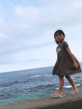 「BREEZE（ブリーズ）のドッキング風カットソーワンピース（ワンピース、グレー系）」を使った、sora☆さん（キッズ・124cm）の夏コーディネート