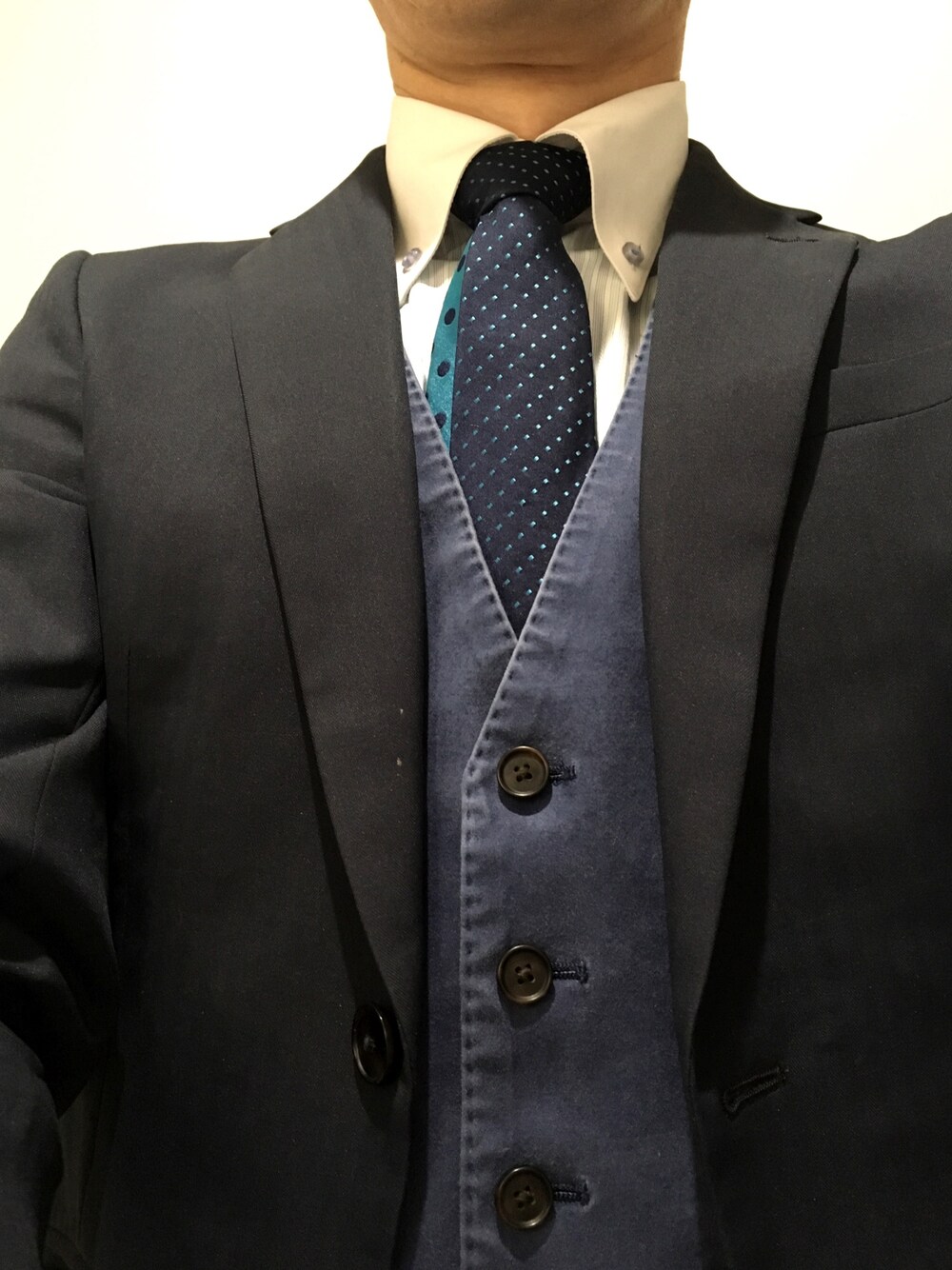 「スーツ、スーツスタイル、ビジネススタイル、春」｜「URBAN RESEARCHのアイテム（スーツベスト、ブルー系）」を使った、たむたむさん（メンズ・171cm）の春コーディネートの1枚目の写真