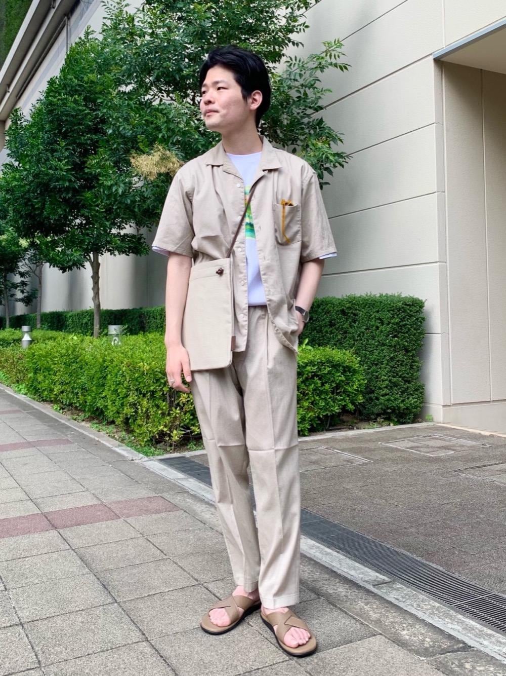 その他のTシャツ/カットソー、ベージュ系のサンダル、ベージュ系のショルダーバッグを着用したメンズの夏コーディネートの1枚目の写真