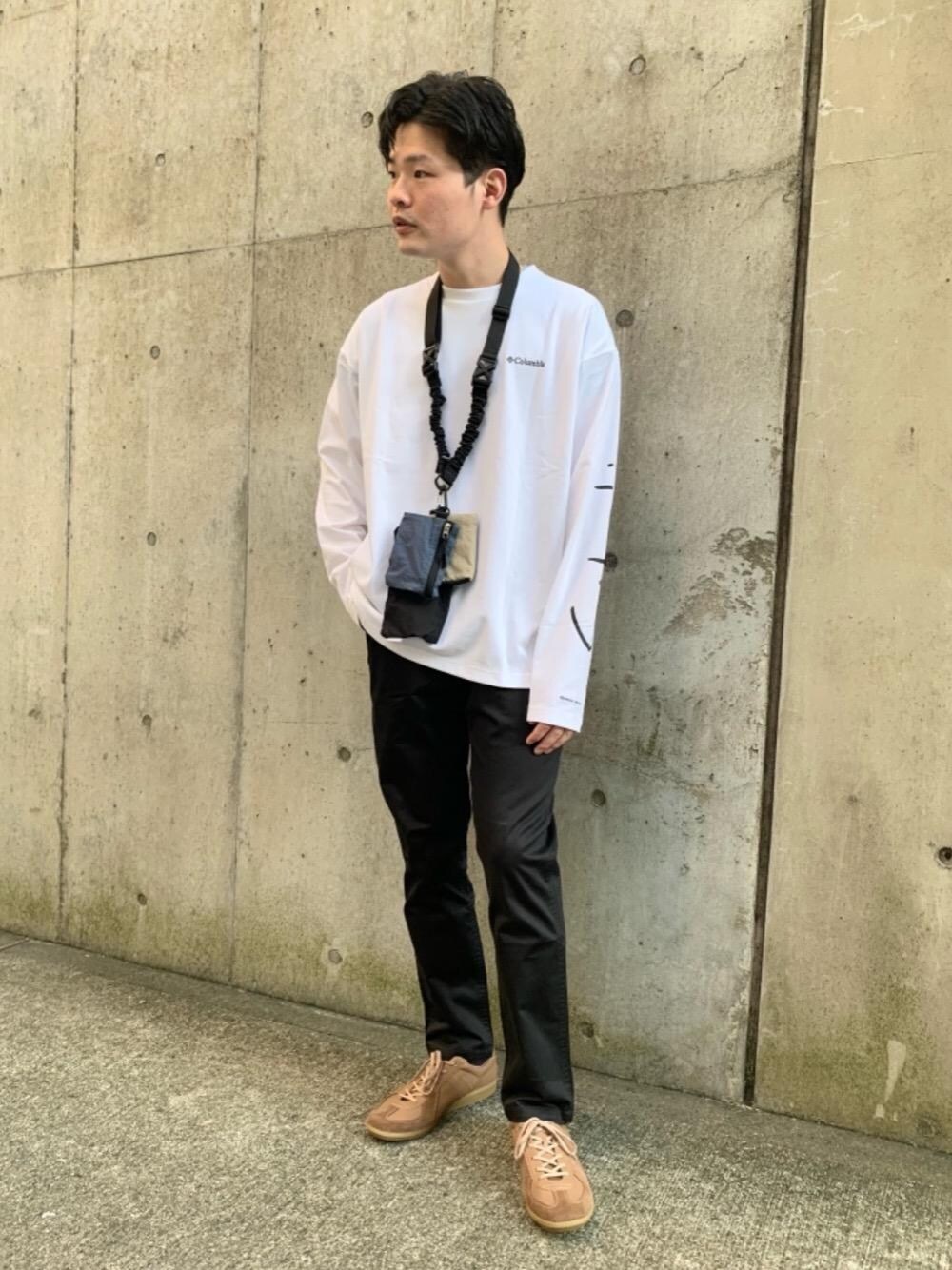 その他のショルダーバッグ、ブラウン系のスニーカー、ホワイト系のTシャツ/カットソーを着用したメンズの夏コーディネートの1枚目の写真