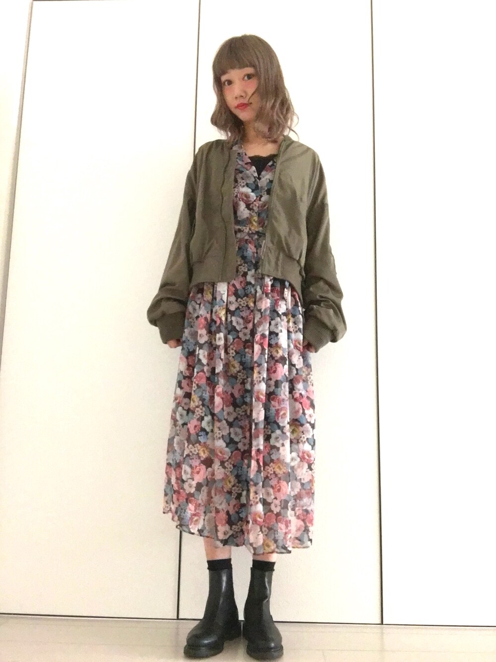 「花柄、MA-1、秋のコーデ、ワンピース、カジュアルコーデ、ootd、カーキ、おしゃれさんと繋がりたい、ブーツ」｜「jouetieのアイテム（ワンピース、ピンク系）」を使った、CHOCOさん（レディース・169cm）の秋コーディネートの1枚目の写真
