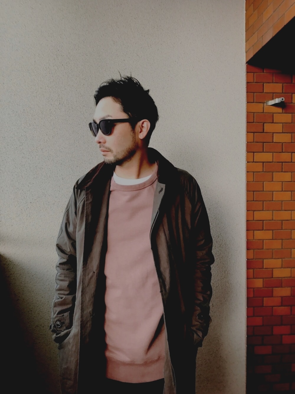 「おしゃれさんと繋がりたい、冬コーデ、カジュアルコーデ、サタデーズ ニューヨークシティ (Saturdays NYC)、コート、サングラス、アーバンサーフ、ピンク、休日スタイル、いいね、save、フォローお願いします🤑」｜「Saturdays NYCのSimon Long Sleeve Heavy Weight Crewneck（スウェット、レッド系）」を使った、kazuさん（メンズ・170cm）の冬コーディネートの1枚目の写真
