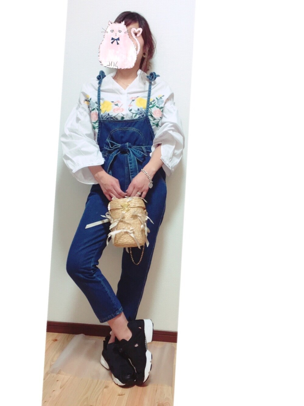 「刺繍ブラウス、ZARA、刺繍、デニム、かごバッグ、ポンプフューリー、リーボック(Reebok)、花柄、サロペット」｜「ANAPのリボンベルトデニムサロペット（サロペット/オーバーオール、ブルー系）」を使った、yuki1103さん（レディース・162cm）の春コーディネートの1枚目の写真