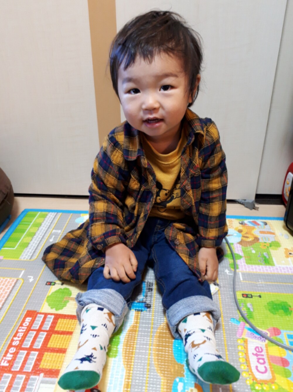 「デニムパンツ、秋のコーデ、チェックシャツ、保育園コーデ、男の子コーデ、キッズコーデ、ミッキースウェット、茶色」｜「SHOO・LA・RUEのネルチェックシャツワンピース（ワンピース、イエロー系）」を使った、Maaaaachanさん（メンズ・80cm）の秋コーディネートの1枚目の写真
