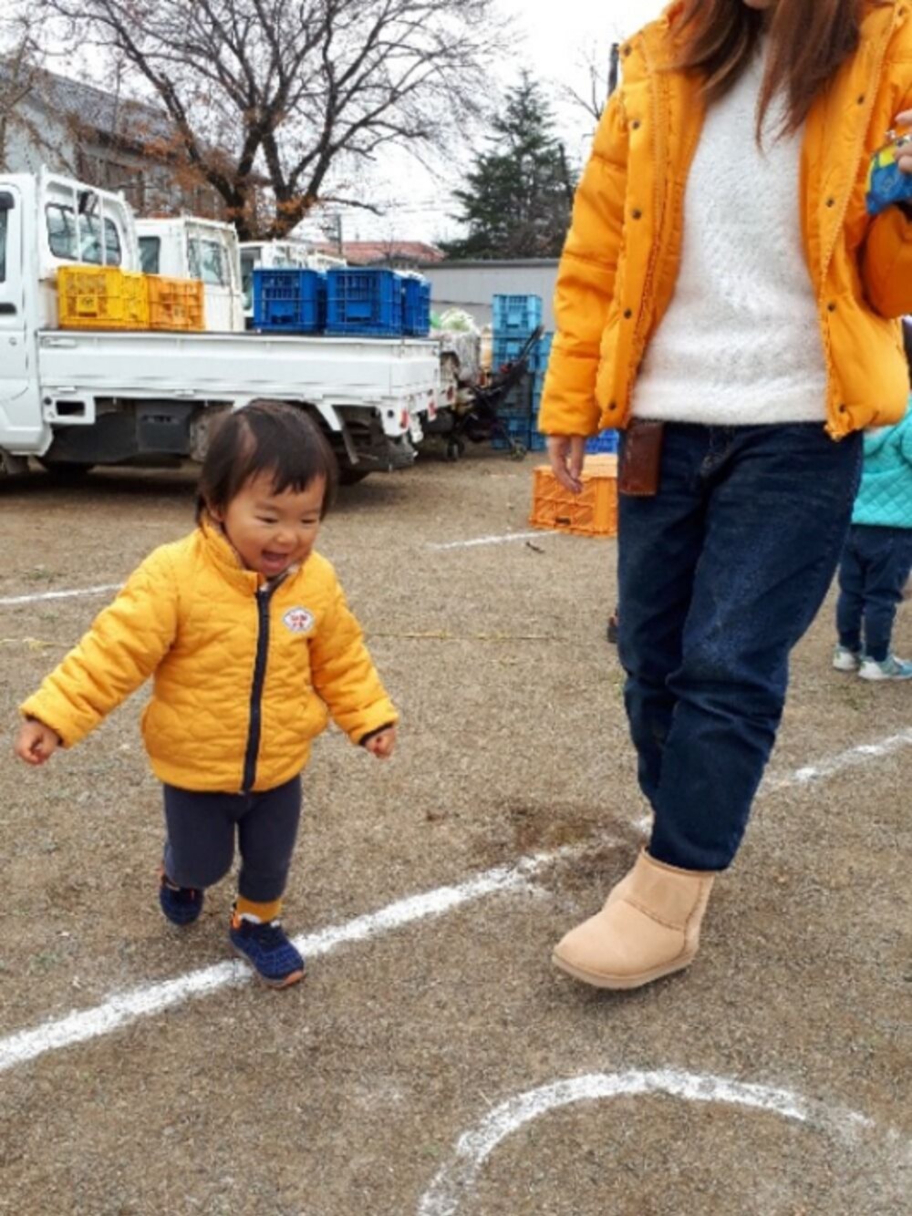 「冬、カジュアルコーデ、プチプラコーデ、リンクコーデ、シューラルー、デニム、親子コーデ、男の子、イエロー、ジャケット」｜「SHOO・LA・RUEの◆【150cmまで】裏ボア×星キルトリバーシブルジャケット（ブルゾン、イエロー系）」を使った、Maaaaachanさん（メンズ・80cm）の冬コーディネートの1枚目の写真