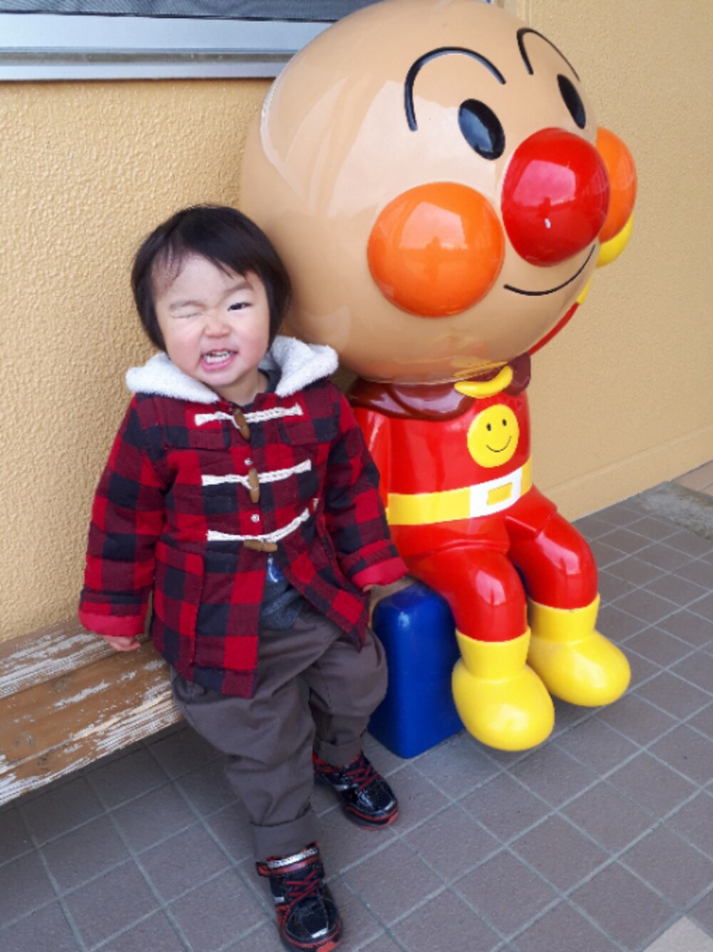 「冬、カーキパンツ、男の子、キッズコーデ、シューラルー、赤、保育園、おしゃれさんと繋がりたい」｜「SHOO・LA・RUEの裏ボアダッフルジャケット（ダッフルコート、レッド系）」を使った、Maaaaachanさん（メンズ・80cm）の冬コーディネートの1枚目の写真