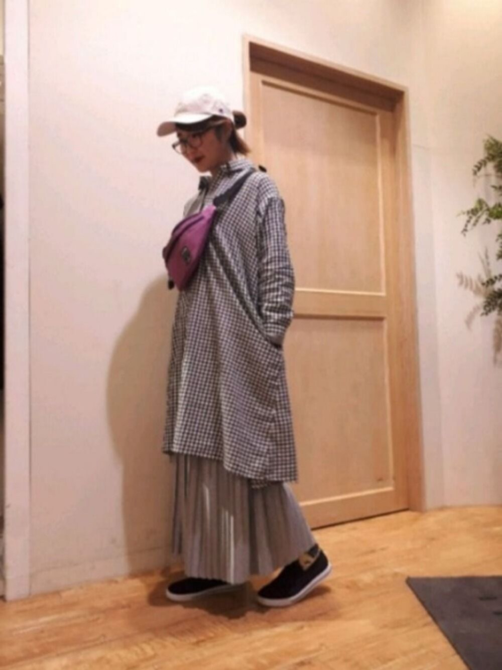 ブラック系のスニーカー、パープル系のボディバッグ/ウエストポーチ、グレー系のその他パンツを着用したレディースの冬コーディネートの1枚目の写真