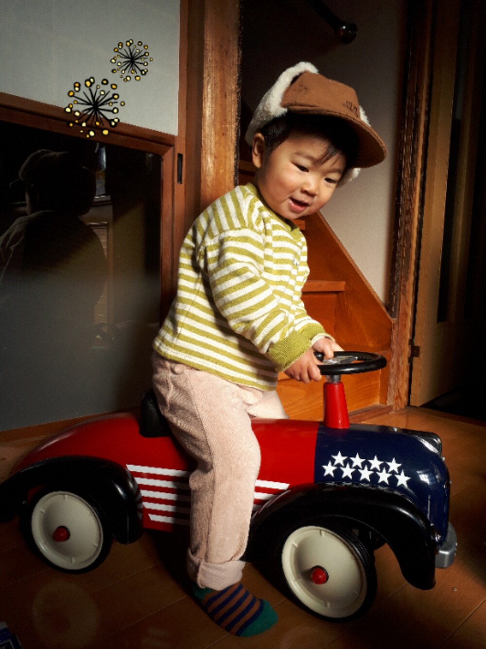 イエロー系のスウェット、ピンク系のその他パンツ、ベージュ系のキャップを着用したキッズの冬コーディネートの1枚目の写真