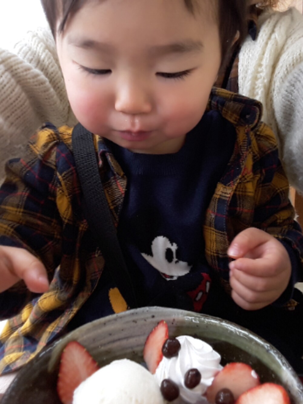 「キッズコーデ、男の子、カジュアル、シューラルー、キッズファッション、親子コーデ、リンクコーデ、ピンク、チェック、ディズニー」｜「SHOO・LA・RUEのチェックリボンロングワンピ（ワンピース、ブルー系）」を使った、Maaaaachanさん（キッズ・90cm）の春コーディネートの1枚目の写真